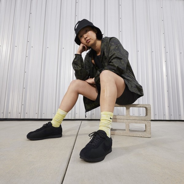 Nubuk und zotteliges Wildleder bei dem Triple Black Nike Cortez PRM